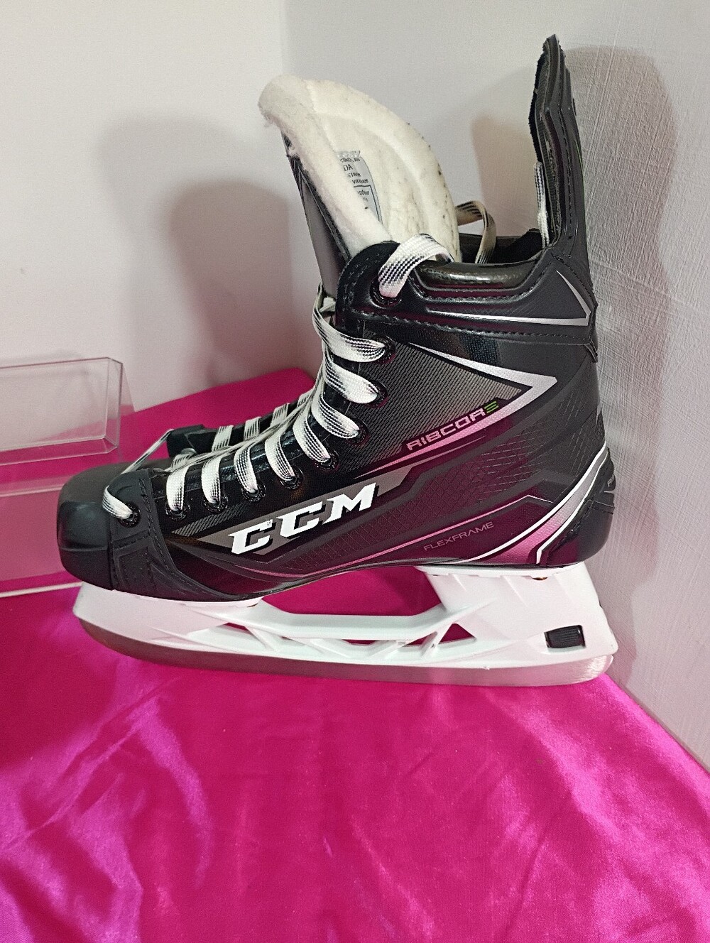 CCM Ribcore 78K Mens SZ 6.5D Shoe SZ 8D Intermediate Hockey Skates.